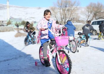İzmir’deki öğretmenler Doğu’daki köy çocuklarının bisiklet hayalini gerçekleştirdi