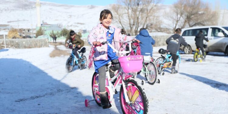 İzmir’deki öğretmenler Doğu’daki köy çocuklarının bisiklet hayalini gerçekleştirdi