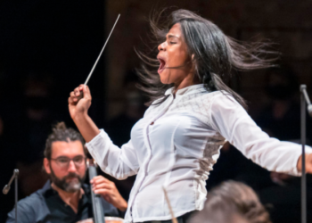 Genç kadının üç ayda Venezuela’da meyve satmaktan, Paris’te orkestra şefliğine yolculuğu