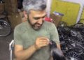 Sokaklarda gezen Kral: İnsanlarla maç izleyen karga