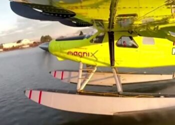 Dünyanın ilk elektrikli deniz uçağı deneme uçuşunu tamamladı