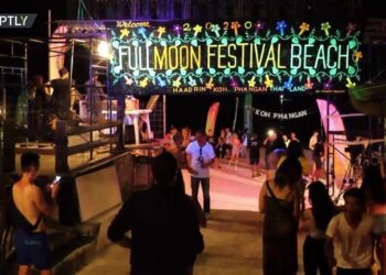 Tayland’ın Dolunay Festivali renkli görüntülere sahne oldu