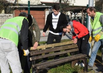 Üniversiteli öğrenciler çocuklar için parkları onardı