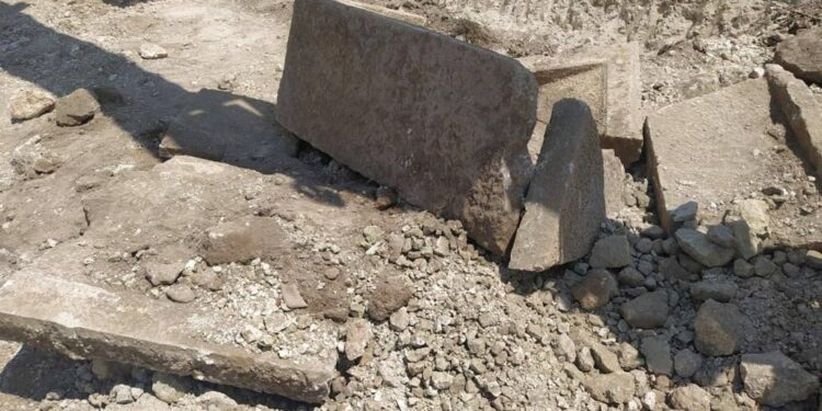 Afyonkarahisar’da temel kazısında lahit bulundu