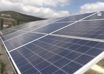 Köylüler, içme suyunu güneş enerjisiyle evlerine ulaştırıyor