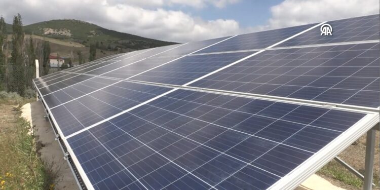 Köylüler, içme suyunu güneş enerjisiyle evlerine ulaştırıyor