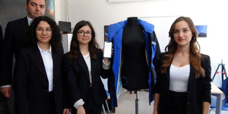 Samsun’da Lise öğrencileri kutuplar için tasarladığı mont için ödüller aldı