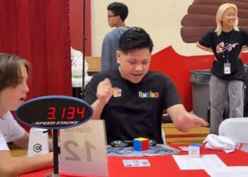 Rubik Küpü çözme rekoru kırıldı! 21 yaşındaki genç 3,13 saniyede küpü çözdü