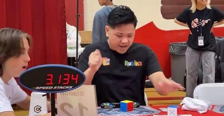 Rubik Küpü çözme rekoru kırıldı! 21 yaşındaki genç 3,13 saniyede küpü çözdü