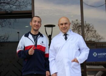 Üniversite yıllarında tanıştığı Parkinson’u beyin pili ile yendi