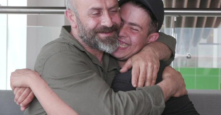 Babası sayesinde yaşama tutundu