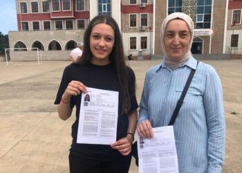 Rize’de anne ile kızı aynı okulda sınava girdi