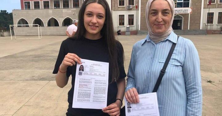 Rize’de anne ile kızı aynı okulda sınava girdi