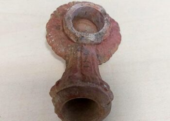 İlkokul öğrencisi yolda yürürken tarihi eser buldu
