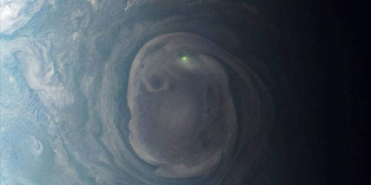 NASA’nın uzay aracı, Jüpiter’de “yeşil parlak bir kürenin” fotoğrafını çekti