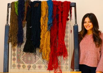 Van kilimlerinin geleneksel motiflerini modern tasarımlarla buluşturuyor
