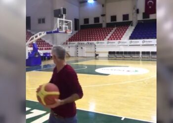 Temizlik görevlisinin yeteneği görenleri şaşırtıyor