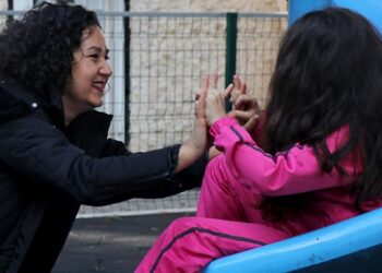 Handan öğretmen, anne şefkati arayan kız çocuğunun kahramanı oldu