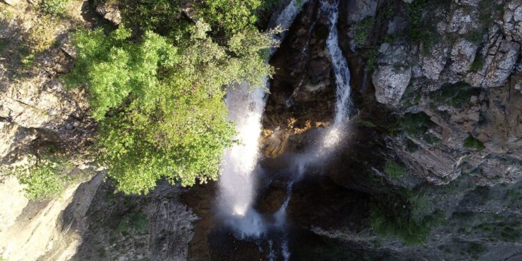 Bingöl’de ulaşımının zor olduğu Yoncalık Şelalesi dronla görüntülendi