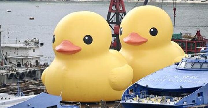Dev plastik ördek, 10 yıl sonra yeniden Hong Kong’da: Bu kez ise tek başına değil!