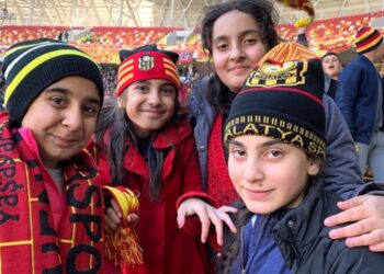 Arapgirli çocuklar mutlu bir gün yaşadı