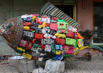 Sahilden topladığı 2 bin plastik atıkla balık heykeli yaptı
