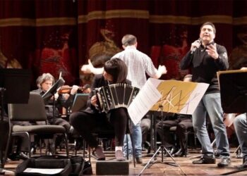 Arjantinli sanatçılar Aşık Veysel’in “Uzun İnce Bir Yoldayım” eserini Türkçe seslendirdi