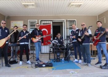 Van’da polislerden oluşan “Hangar” müzik grubu etkinliklerde sahneye çıkıyor