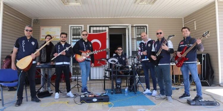 Van’da polislerden oluşan “Hangar” müzik grubu etkinliklerde sahneye çıkıyor