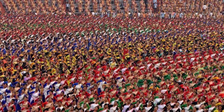 Bihu dansı Guinness Rekorlar Kitabı’nda: 10 bini aşkın kişi aynı anda dans etti