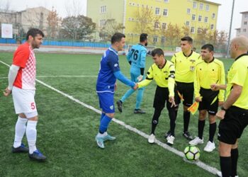 Amatör futbol maçını engelli gençler yönetti