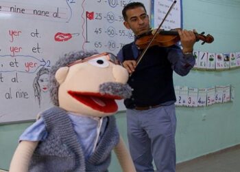 Mahir öğretmen dersleri kukla Bakkal Amca ile işliyor