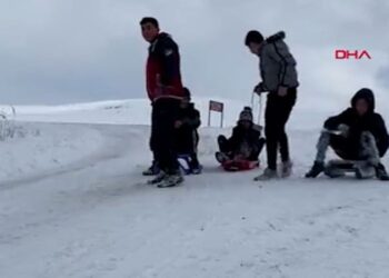 Ardahan’da köyde çocukların kızak keyfi