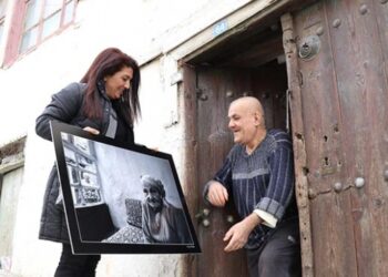 Hemşire Şenay kadrajına giren yaşlıları fotoğraflarıyla mutlu ediyor