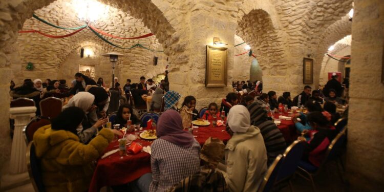 Ürdün’de kilisede yetim çocuklara iftar yemeği