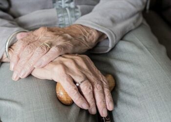 Dünyada ilk kez uygulandı: İki gözü görmeyen 83 yaşındaki hasta yeniden görmeye başladı