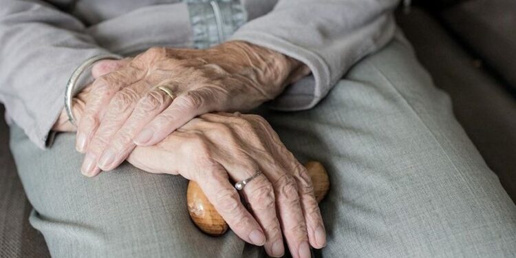 Dünyada ilk kez uygulandı: İki gözü görmeyen 83 yaşındaki hasta yeniden görmeye başladı