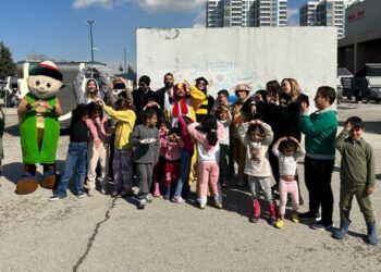 Tiyatrocular 27 Mart Dünya Tiyatro Günü’nde depremzede çocukları güldürdü