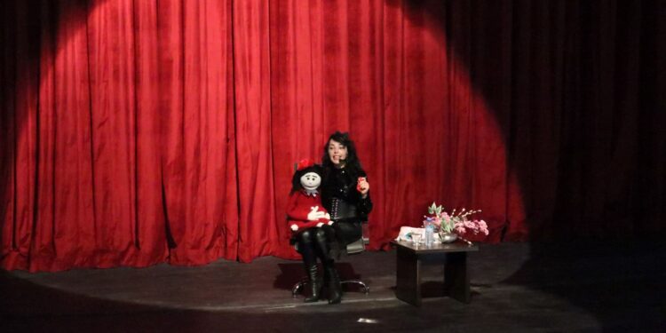 Burdur’da depremzede çocuklar için “kuklamanya” gösterisi düzenlendi