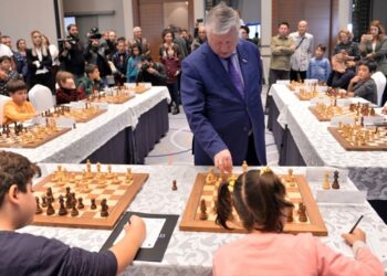Karpov, Mersin’de 10 çocukla aynı anda satranç oynadı