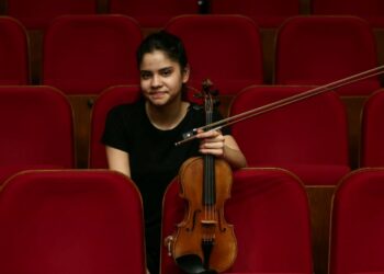 Elleri büyük diye kemana yönlendirilen Bade küçük yaşta senfoni orkestralarında sahne alıyor