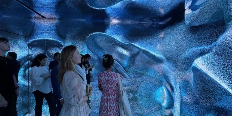 Sanatçı Refik Anadol depremzede tasarım öğrencilerinin hayallerini gerçekleştirmeyi amaçlıyor