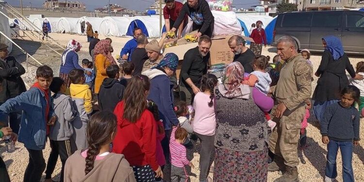 Animasyon film yapımcılarından depremzede çocuklara oyuncak