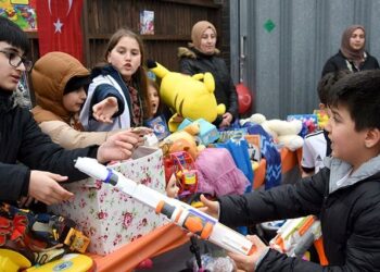 İngiltere’de çocuklar depremzede yaşıtlarına yardım için oyuncaklarını sattı