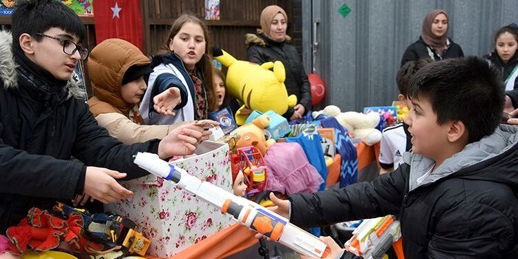İngiltere’de çocuklar depremzede yaşıtlarına yardım için oyuncaklarını sattı