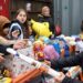 İngiltere’de çocuklar depremzede yaşıtlarına yardım için oyuncaklarını sattı
