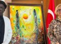 Senegalli ressam Kalidou Kasse, depremzedeler için bir eserini bağışladı