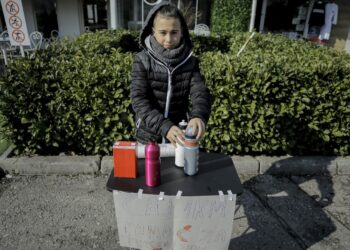 Dünyadan depzemzedelere duygulandıran destekler: 12 yaşındaki çocuk çay satarak para topluyor