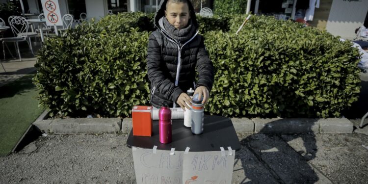 Dünyadan depzemzedelere duygulandıran destekler: 12 yaşındaki çocuk çay satarak para topluyor