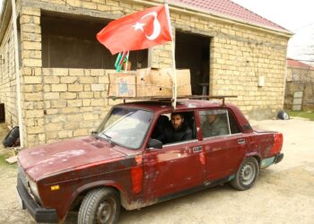 Sosyal medyada takdir topladı: Arabam eski olsa da kalbimiz temiz ve zengin